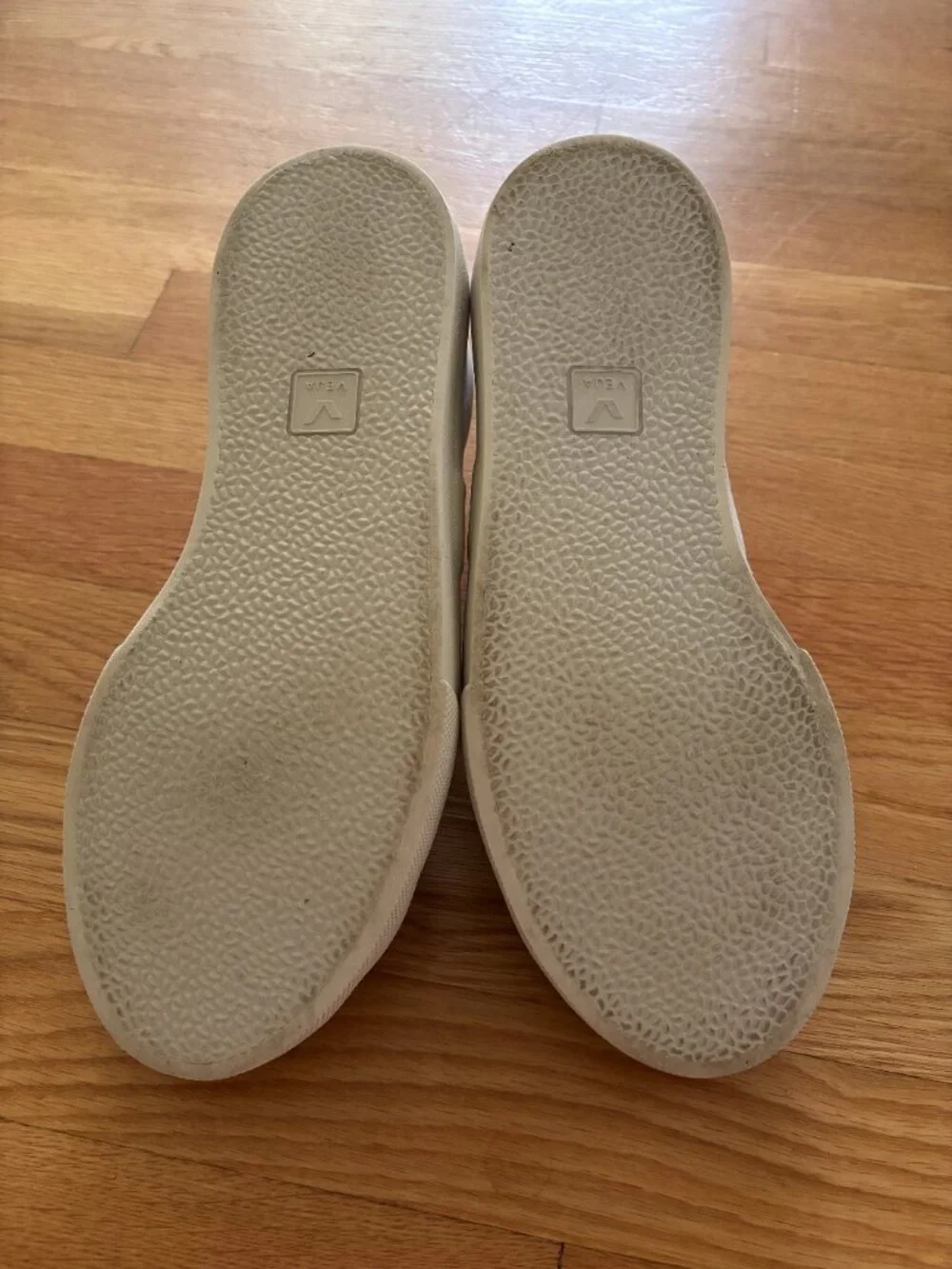 Veja White/Cream Leather Women's Sneakers - Size 8 - NEARLY NEW! FREE SHIPPING!